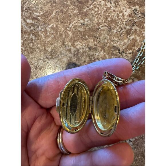 Woman’s vintage locket necklace with rose on it - Picture 4 of 5